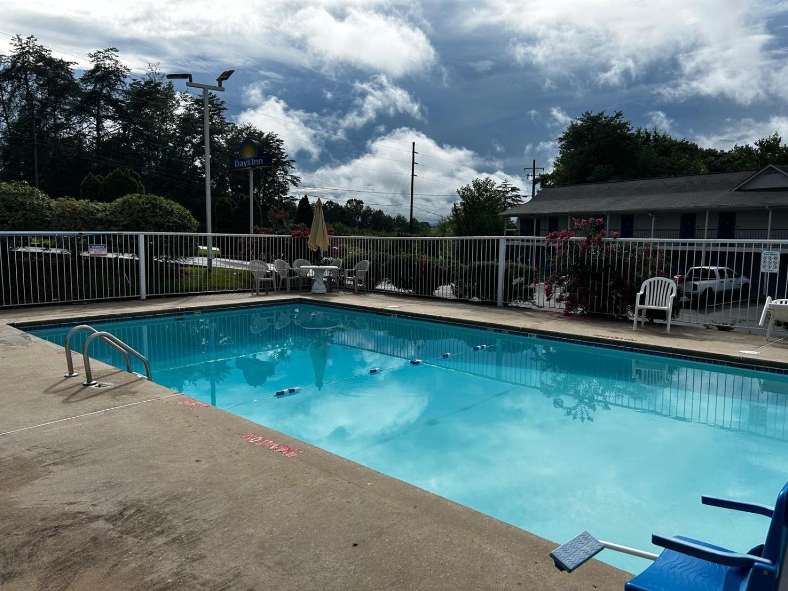 Days Inn By Wyndham Dahlonega University Area Экстерьер фото